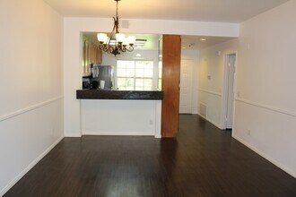 415 Townsquare Ln, Unit 127 in Huntington Beach, CA - Foto de edificio - Building Photo