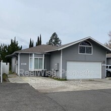1547 Grand Ave in Medford, OR - Building Photo - Building Photo