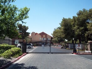 5072 S Rainbow Blvd in Las Vegas, NV - Building Photo - Building Photo