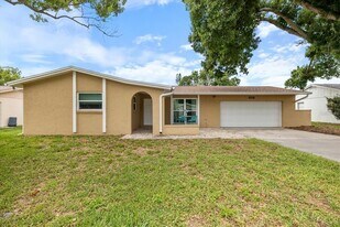 818 Plum Tree Ln in Sarasota, FL - Building Photo