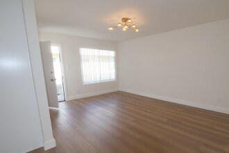 5457 Laurel Canyon Blvd, Unit 206 in Los Angeles, CA - Foto de edificio - Building Photo