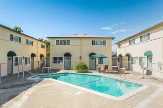 Holiday Orchard Apartments in Hayward, CA - Foto de edificio - Building Photo