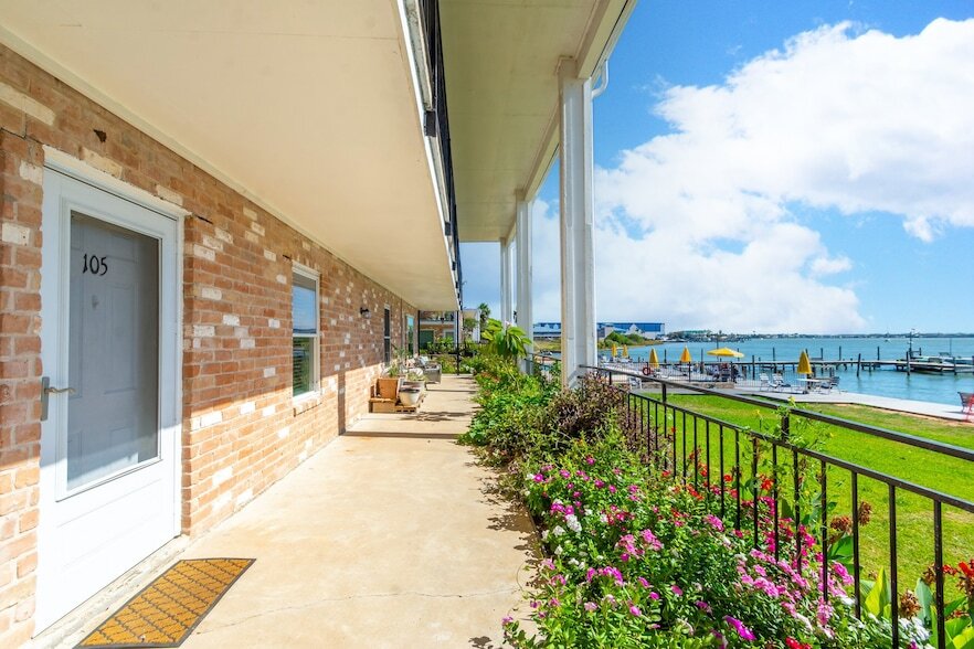 3535 E NASA Pkwy, Unit 105 in Seabrook, TX - Building Photo