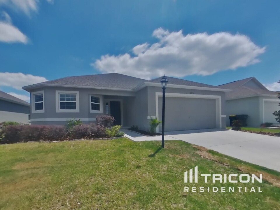 6046 Eagle Pointe Dr in Lakeland, FL - Building Photo
