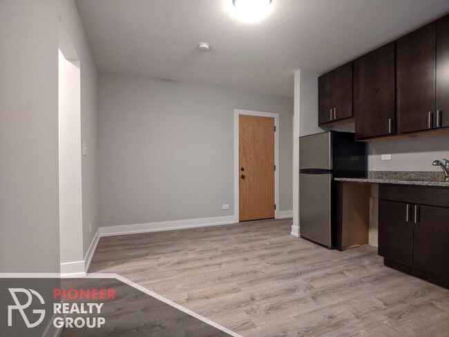 423 W Belden Ave, Unit 106 in Chicago, IL - Building Photo - Building Photo