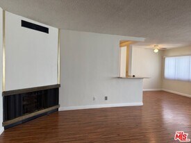 8161 Manitoba St in Los Angeles, CA - Building Photo
