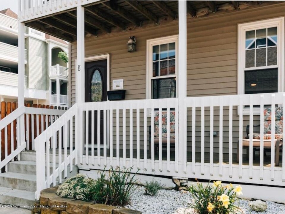 8 Surf St in Sea Bright, NJ - Building Photo
