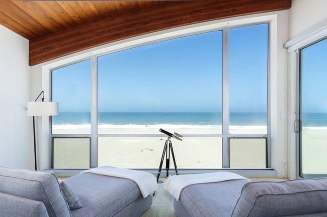 1013 Mandalay Beach Rd in Oxnard, CA - Building Photo - Building Photo