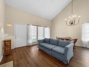 323 Cedarwood Dr in Mandeville, LA - Foto de edificio - Building Photo