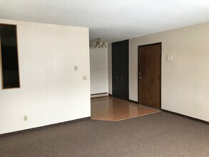 902 S Douglas St in Lamberton, MN - Foto de edificio - Building Photo