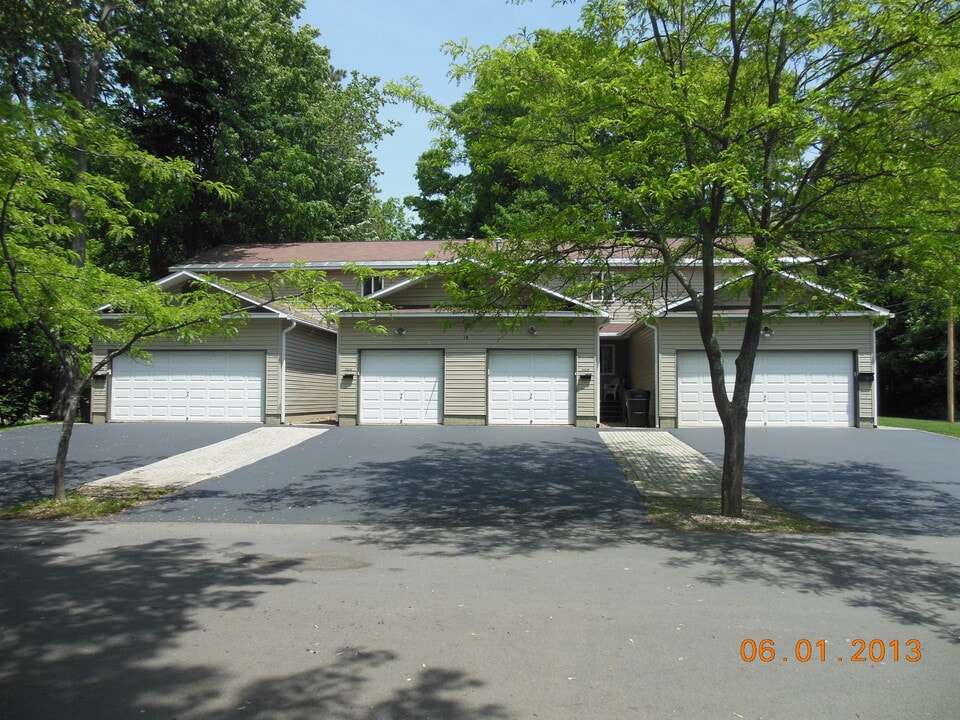 18 Cherry St, Unit D in Phoenix, NY - Foto de edificio