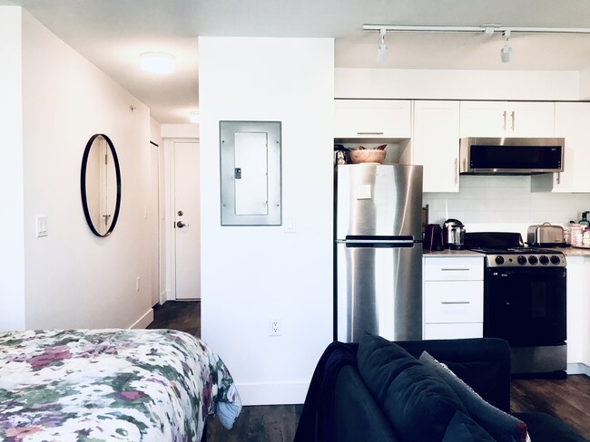 1534 Henshaw Ln in Vancouver, BC - Building Photo - Building Photo