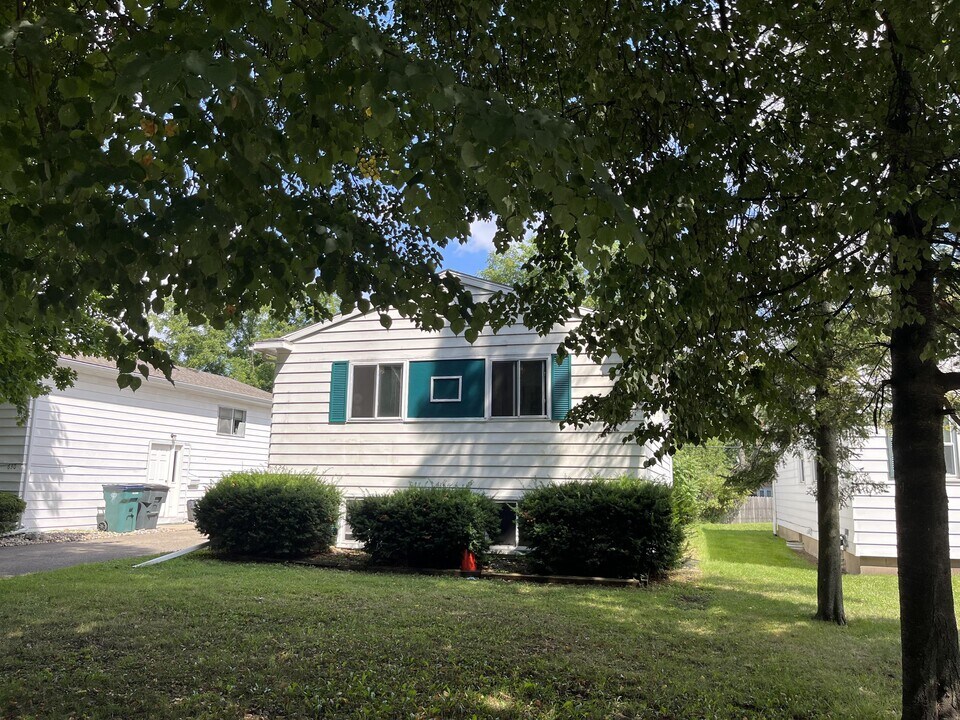 624 Stoddard Ave in East Lansing, MI - Building Photo