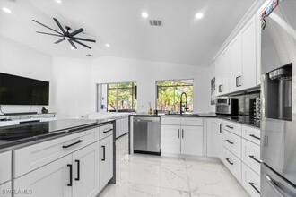 239 Glen Eagle Cir in Naples, FL - Foto de edificio - Building Photo