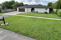 925 Orchid Dr in Royal Palm Beach, FL - Building Photo - Building Photo