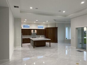 4685 Estates Cir in Westlake, FL - Foto de edificio - Building Photo