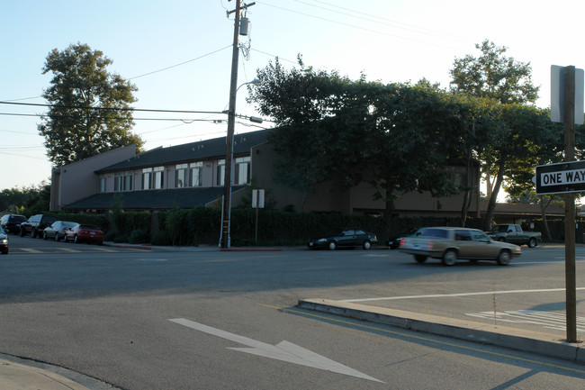 Linda Apartments in Carpinteria, CA - Building Photo - Building Photo