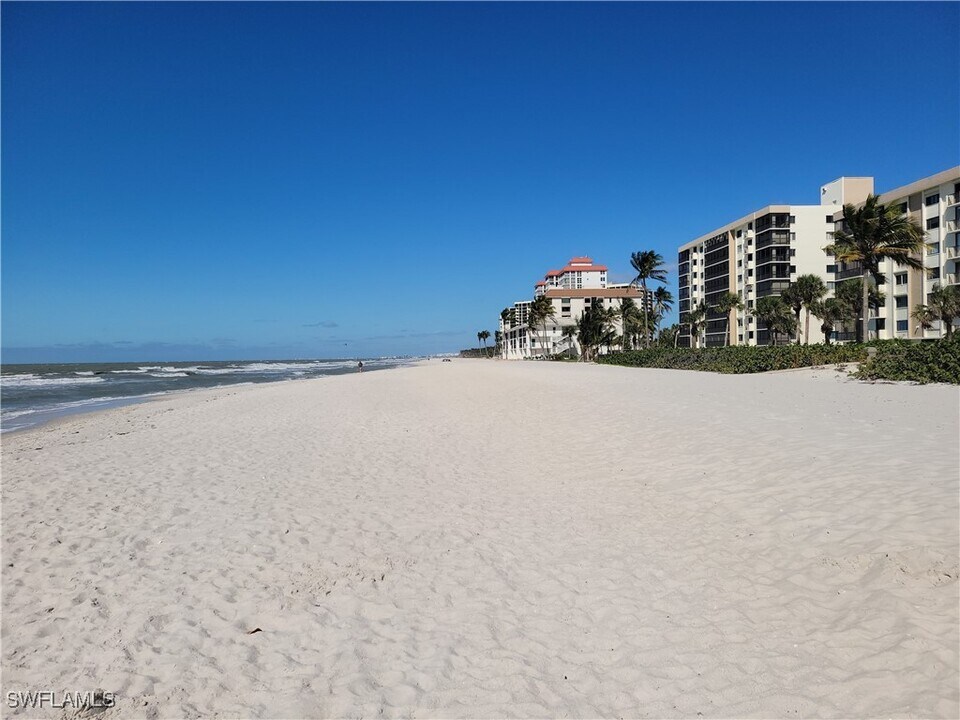 10475 Gulf Shore Dr in Naples, FL - Building Photo