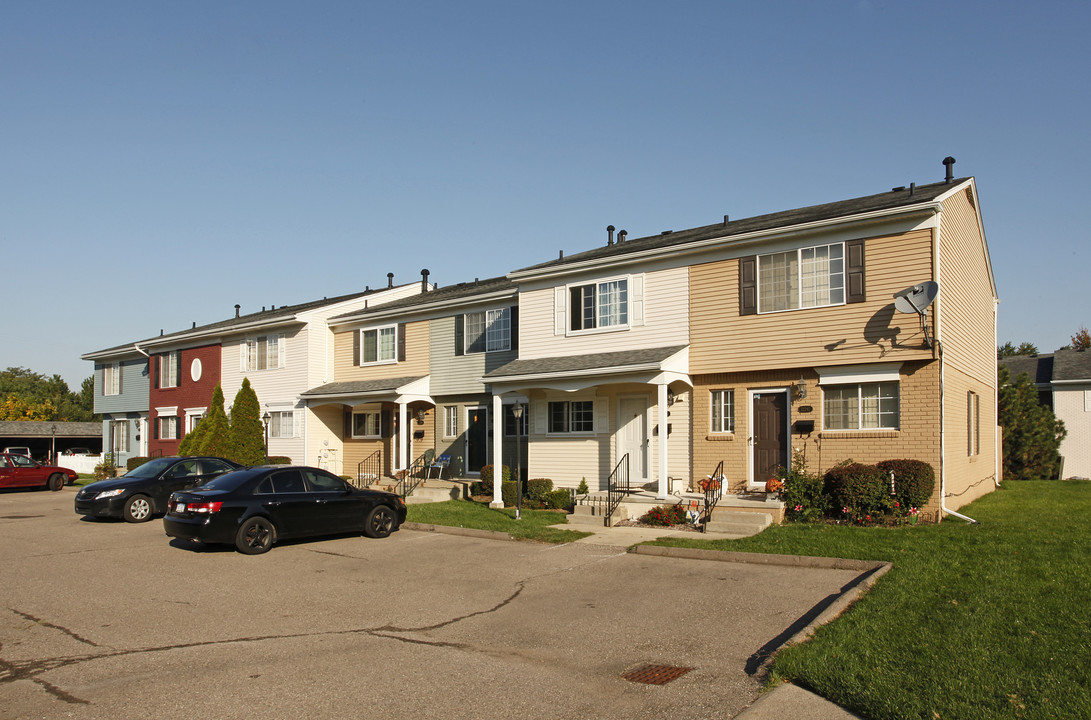 Savannah Court Townhomes in Farmington Hills, MI - Building Photo