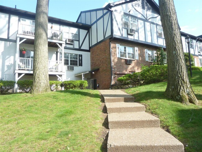 133 B Parkside Dr-Unit -133 B in Suffern, NY - Building Photo - Building Photo