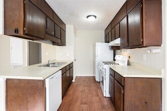 5931 Bobbin Ct in Lithonia, GA - Building Photo - Building Photo