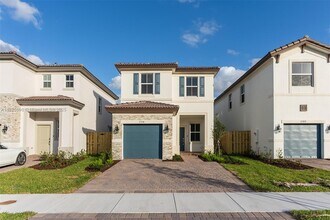 2336 NW 130th St in Westview, FL - Foto de edificio - Building Photo