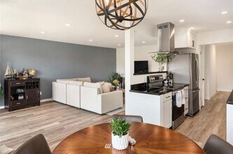 2550 Thorndyke Ave W in Seattle, WA - Building Photo - Building Photo