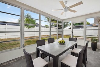 8233 Redfield Dr in Port Richey, FL - Foto de edificio - Building Photo