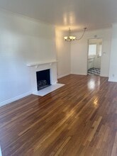 933 W Huntington Dr in Arcadia, CA - Foto de edificio - Building Photo