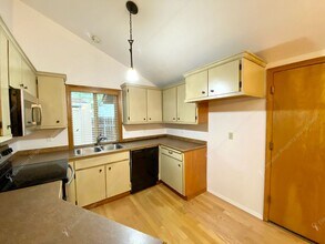 1435 SE Lostine Cir in Bend, OR - Building Photo - Building Photo