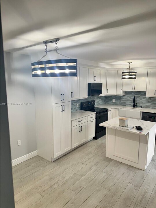 9156D SW 23rd St in Davie, FL - Foto de edificio