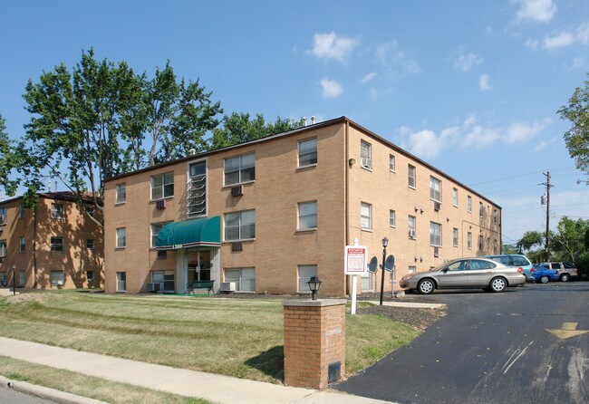 Kingsbury Plaza in Columbus, OH - Building Photo - Building Photo