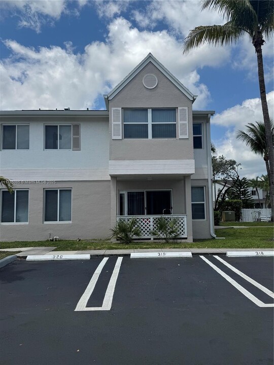 17440 NW 67th Ct in Hialeah, FL - Foto de edificio