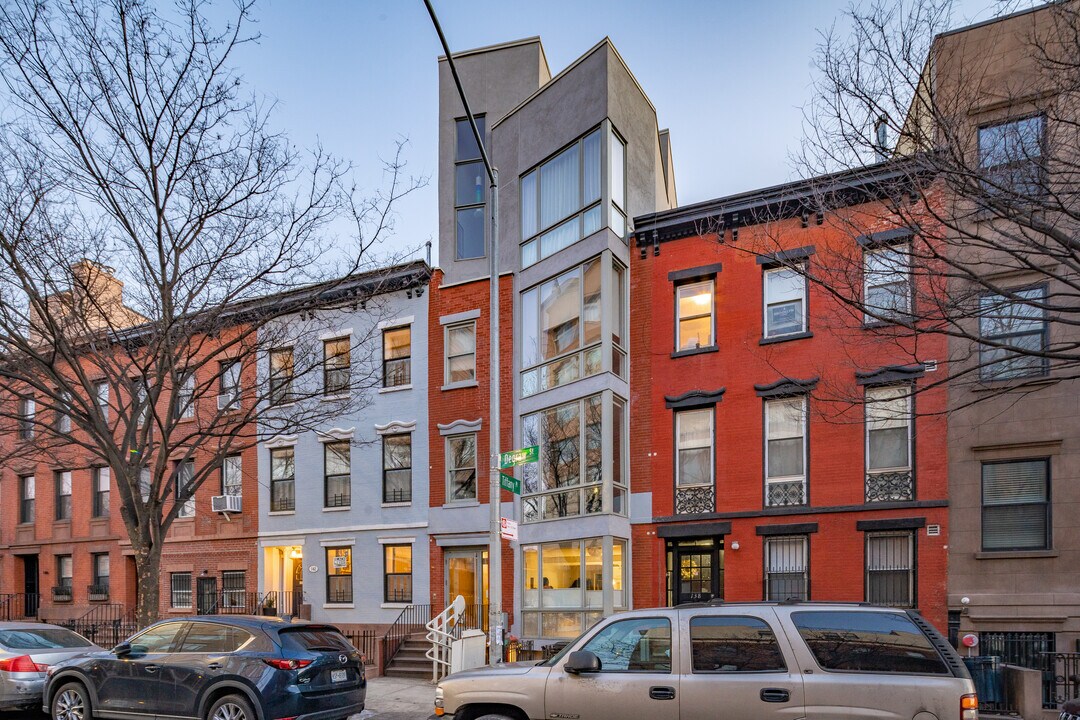 140 Degraw St in Brooklyn, NY - Building Photo