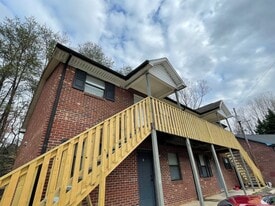 1604 Oak Croft Dr in Winston-Salem, NC - Building Photo