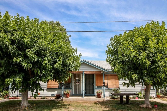 502-504 Covey Ave in Bakersfield, CA - Building Photo - Building Photo