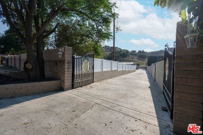 9701 Wheatland Ave in Los Angeles, CA - Building Photo - Building Photo
