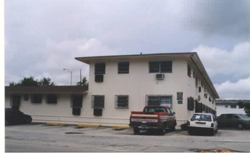 Paradise Apartments in North Miami, FL - Building Photo - Building Photo