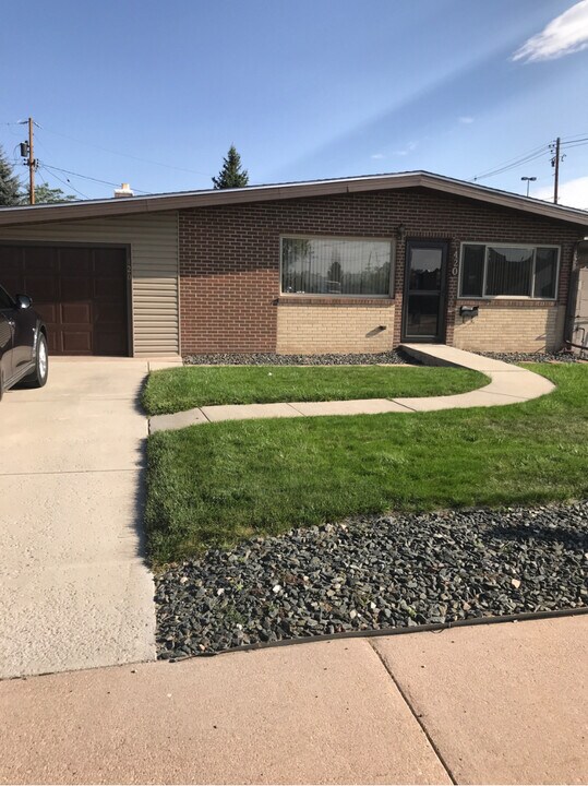 420 E Carlson St in Cheyenne, WY - Foto de edificio