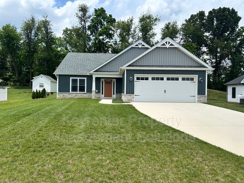 185 Lindburgh Dr in Waynesboro, VA - Building Photo