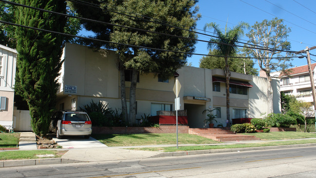 Dickens Courtyard Ii in Van Nuys, CA - Foto de edificio - Building Photo