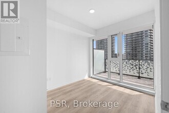 101 Roehampton Ave in Toronto, ON - Building Photo - Building Photo