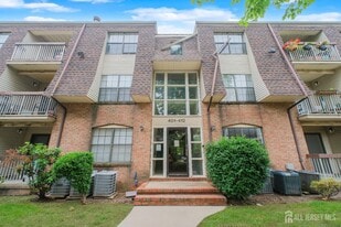 402 Hidden Village Dr in Perth Amboy, NJ - Building Photo