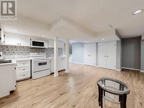106 Walton Dr in Aurora, ON - Building Photo - Building Photo