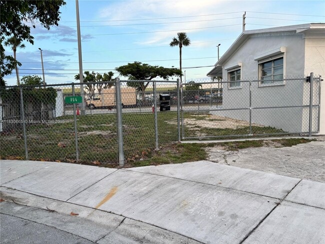 994 SE 2nd Pl in Hialeah, FL - Building Photo - Building Photo
