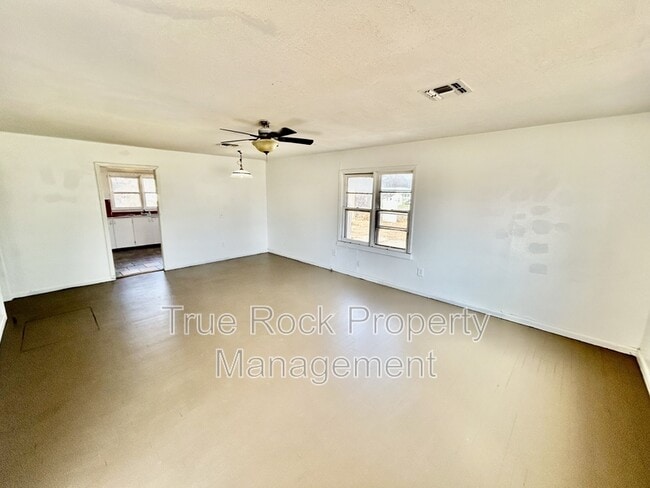 300 E Main St in Asher, OK - Building Photo - Building Photo