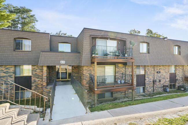 Sherwood Forest Apartments in Davenport, IA - Building Photo - Building Photo