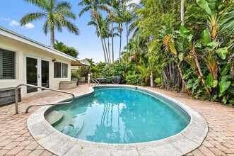 2101 NE 25th St in Wilton Manors, FL - Building Photo - Building Photo