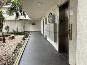 4255 N University Dr in Sunrise, FL - Building Photo - Building Photo