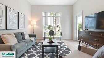 5256 International Dr in Orlando, FL - Building Photo